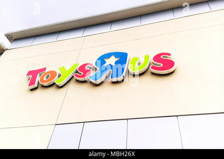 Toys R Us Schilder über das Sky Stockfoto