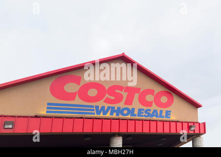 Fullerton, Kalifornien, USA - 3. April 2018: Costco Wholesale betreibt eine internationale Kette der Mitgliedschaft Lagerhallen, die Marke waren. Stockfoto