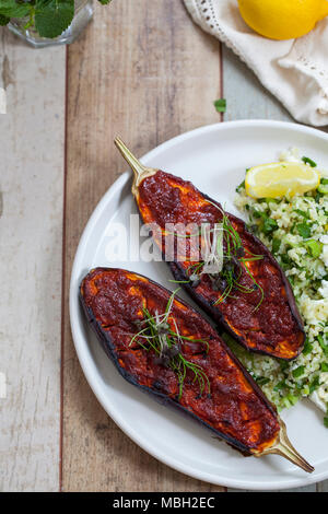 Harissa gebackene Auberginen mit Bulgur weizen tabbouleh Stockfoto
