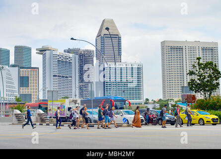 Singapur - Jan 14, 2017: Überqueren der Straße in Singapur. Singapur ist ein globaler Handel, Finanzen und Transport Hub Stockfoto