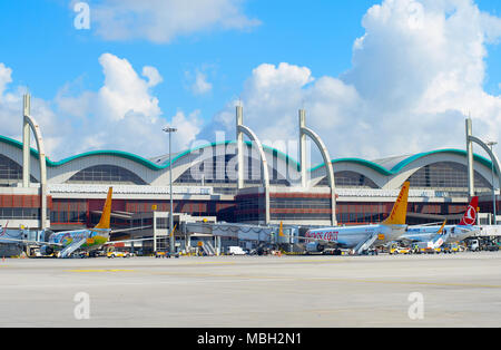 ISTANBUL, Türkei - 23. MAI 2017: Blick auf den Flughafen Sabiha Gökcen International Airport (Säge) in Istanbul, Türkei. Mehr als 32 Millionen Touristen besuchen die Türkei Stockfoto