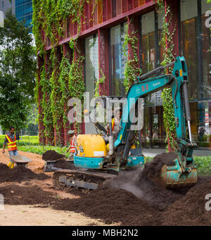 Singapur - Jan 16, 2017: Arbeitnehmer arbeiten im öffentlichen Park in Singapur. Singapur ist eine große politische, finanzielle und kulturelle Zentrum in Asien. Stockfoto