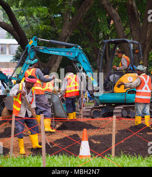 Singapur - Jan 16, 2017: Arbeitnehmer arbeiten im öffentlichen Park in Singapur. Singapur ist eine große politische, finanzielle und kulturelle Zentrum in Asien. Stockfoto