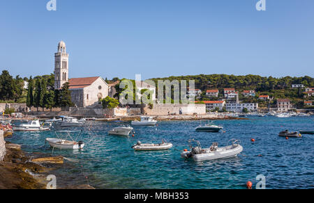 HVAR, KROATIEN - 30. JULI 2016: Menschen entspannend auf einem Strand in Hvar Dorf auf der kroatischen Insel Hvar Stockfoto