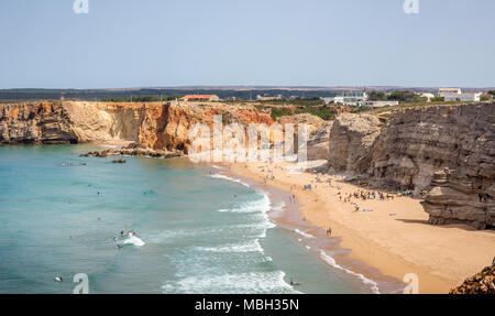 SAGRES, PORTUGAL - 25. AUGUST 2016: Luftaufnahme der Surfer auf Sandstrand in der Nähe von Sagres in Portugal Stockfoto