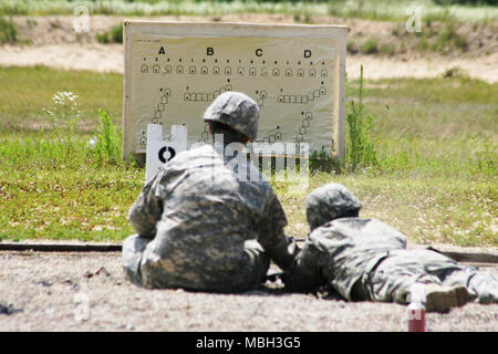 Einheiten mit 389 Soldaten aus der Armee finden Techniker Bataillon, in Davenport, Iowa, komplette M 240 Waffen Qualifikation Juli 10, 2015, während des Trainings am Fort McCoy, Wis Die 389 vier Tage Training bei der Installation Anfang Juli 2015 abgeschlossen. Stockfoto