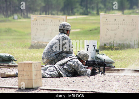 Einheiten mit 389 Soldaten aus der Armee finden Techniker Bataillon, in Davenport, Iowa, komplette M 240 Waffen Qualifikation Juli 10, 2015, während des Trainings am Fort McCoy, Wis Die 389 vier Tage Training bei der Installation Anfang Juli 2015 abgeschlossen. Stockfoto