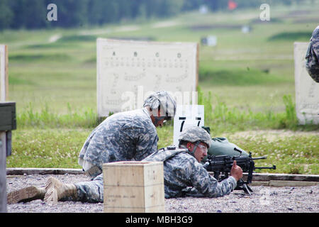 Einheiten mit 389 Soldaten aus der Armee finden Techniker Bataillon, in Davenport, Iowa, komplette M 240 Waffen Qualifikation Juli 10, 2015, während des Trainings am Fort McCoy, Wis Die 389 vier Tage Training bei der Installation Anfang Juli 2105 abgeschlossen. Stockfoto