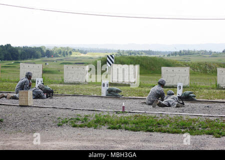 Einheiten mit 389 Soldaten aus der Armee finden Techniker Bataillon, in Davenport, Iowa, komplette M 240 Waffen Qualifikation Juli 10, 2015, während des Trainings am Fort McCoy, Wis Die 389 vier Tage Training bei der Installation Anfang Juli 2015 abgeschlossen. Stockfoto