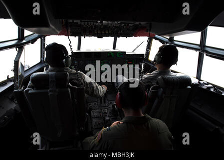 Us-Flieger zum 86Th Aircraft Maintenance Squadron und 37th Airlift Squadron zugewiesen in der Pilotphase Sitze von der C-130J Super Hercules bei Taxi zu einem Parkplatz auf der Air Base Ramstein, Deutschland, Okt. 13, 2017 sitzen. Mannschaft Leiter sind verantwortlich für die Vorbereitung der Flugzeuge für die nächste Mission. Stockfoto