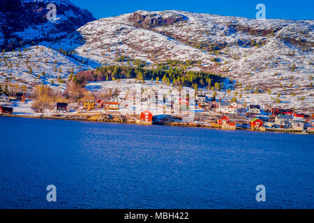 Winter Blick auf Holzhäuser eine lange an der Küste von Hurtigruten Reise, Nördliches Norwegen Stockfoto