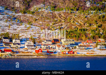 Winter Blick auf Holzhäuser eine lange an der Küste von Hurtigruten Reise, Nördliches Norwegen Stockfoto