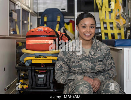 Us Air Force Airman 1st Class Blake Ashford, ein 35Th medizinischen Operationen Squadron aerospace Medical Service Techniker, posiert für ein Foto auf einem Rettungswagen in Misawa Air Base, Japan, 14. März 2018. Ashford arbeitet im Notfalldienst und reagiert auf einige von Misawa die meisten kritischen Gesundheit Fälle. Stockfoto