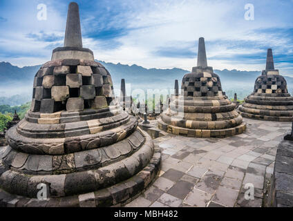 Perforierte Stupas, die Buddha Statuen auf der kreisförmigen Dachterrassen des 9. Jahrhunderts Borobudur buddhistischen Tempel, Zentraljava, Indonesien Stockfoto