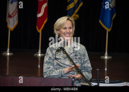 Brig. Gen. Heather Pringle, 502Nd Air Base Wing und Joint Base San Antonio Commander macht einleitende Bemerkungen über die Bedeutung der neuen 19-wöchigen Kurs für in-demand Karrieren, Joint Base San Antonio-Fort Sam Houston Militär und Familie Readiness Center, März 23. Der Kurs wird von Microsoft Software und Systeme Akademie am JBSA - Randolph befindet. Air Force Stockfoto