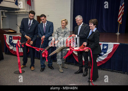 Von links: Vertreter Jon Henry und Arnold Juvera, Kongreßabgeordnetes wird Hurd Büro; Brig. Gen. Heather Pringle, 502Nd Air Base Wing und Joint Base San Antonio Commander; Dr. Johannes Watret, Kanzler der Embry-Riddle Aeronautical University-Worldwide; und Lori Schinken, Microsoft Sales Director des US South Central Bildung; schneiden Sie das Flachbandkabel des neuesten Microsoft Software & Systeme Akademie, JBSA-Fort Sam Houston, 23. März zu öffnen. Stockfoto