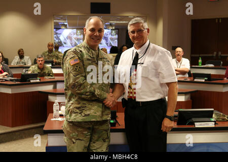 Army Material Command Commander's Gen. Gus Perna stellt eine Anerkennung Münze zu Lloyd Willits für seine Unterstützung für die Soldaten. Stockfoto