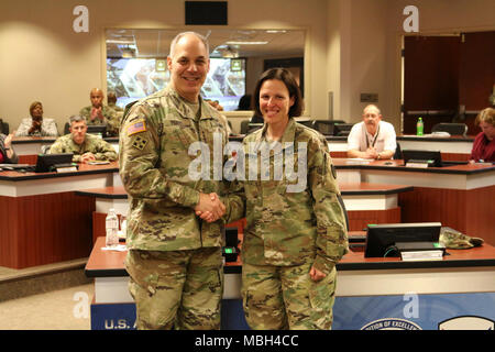 Army Material Command Commander's Gen. Gus Perna stellt eine Anerkennung Münze Oberstleutnant Jennifer Guerrero für ihre Unterstützung für die Soldaten. Stockfoto