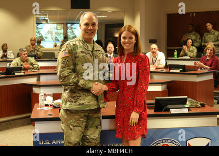 Army Material Command Commander's Gen. Gus Perna stellt eine Anerkennung Münze zu Diana Daniel für ihre Unterstützung für die Soldaten. Stockfoto