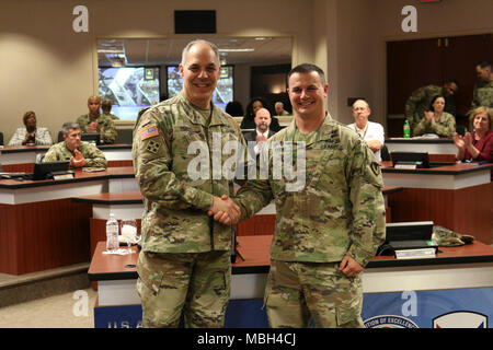 Army Material Command Commander's Gen. Gus Perna stellt eine Anerkennung Münze zu Maj. Ryan Atkins für seine Unterstützung für die Soldaten. Stockfoto