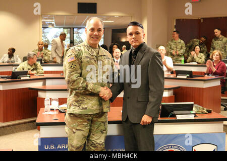 Army Material Command Commander's Gen. Gus Perna stellt eine Anerkennung Münze zu Casey Jones für seine Unterstützung für die Soldaten. Stockfoto