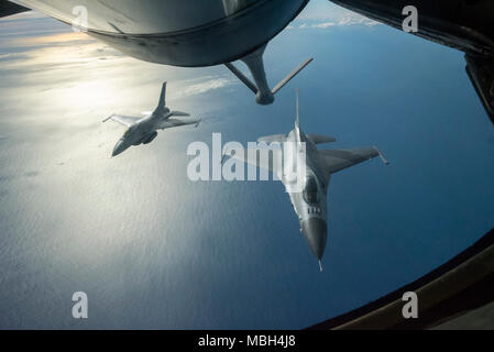 Kapitän Jakob Impellizzeri, 14 Fighter Squadron F-16 Pilot (links) und Maj Richard Smeeding, 13 Fighter Squadron F-16 Pilot (rechts), die sich in der Ausbildung hinter einer KC-135 Stratotanker über dem Pazifischen Ozean fliegen weg nach Neuseeland für die warbirds über Wanaka (WOW) International Airshow 2018, 28. März 2018. Us-Streitkräfte beteiligen sich an WOW Airshow 2018 militärisch zu stärken-zu-militärischen Beziehungen mit Neuseeland Partner bei der Verbesserung der Beziehungen mit Partnern in der indopazifischen Region. Stockfoto