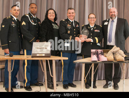 Pensionierte Generalmajor Carla Hawley-Bowland (Zweiter von rechts), ehemaliger William Beaumont Army Medical Center Commander (2000-2002) und der erste weibliche Arzt allgemeine Offizier in der Armee, ist ein Zeichen der Wertschätzung von wbamc Soldaten neben Terrasse Hills Middle School Administratoren, für das Gespräch mit den Studierenden während einer Präsentation in der Befolgung des Women's History Month, Terrasse Hills Middle School, El Paso, Texas, am 27. März. Stockfoto