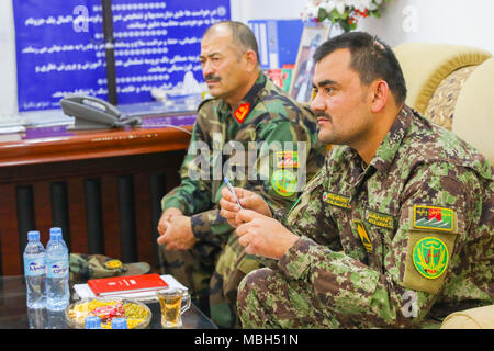 Sgt. Maj. Abdul Rawof Klafgani, Nähe, Logistik Sergeant Major, 205Th afghanischen nationalen Armee Korps, und Oberstleutnant Mohammad Yunas, Logistik Director, 205Th ANA Corps, lauschen ihren US-Amtskollegen, 27. März 2018, bei einem Treffen in Kandahar, Afghanistan. Soldaten aus dem Zug, Beraten und Unterstützen Command-South, bestehend aus Soldaten der 40th Infantry Division, Kalifornien Nationalgarde und 2 Infantry Brigade Combat Team, 4 Infanterie Division, Schulung und Beratung der afghanischen Kräfte und mit Anti-terror-Operationen unterstützen. Stockfoto