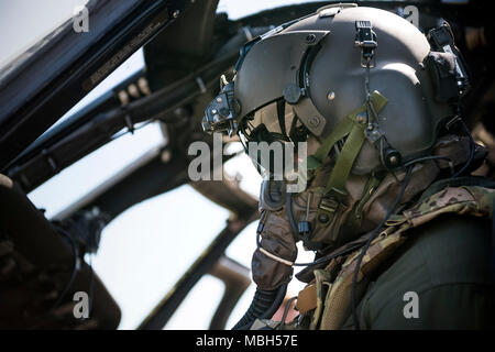 Ein HH-60G Pave Hawk Pilot aus dem 41. Rescue Squadron führt post-Flight Operations bei einer chemischen, biologischen, radiologischen und nuklearen Übung, 28. März 2017, bei Moody Air Force Base, Ga die Flieger in Mission-orientierten schützende Haltung ausgerichtet waren (MOPP) Gang zu simulieren mögliche Bedingungen, denen sie ausgesetzt sind, während sie in der kargen Umgebungen bereitgestellt. Während in der mopp Gear, Flieger haben mit Klaustrophobischen Bedingungen, Beeinträchtigung der Kommunikation zu beschäftigen und die ständige Bedrohung der Hitzeabführung Schlacht, während die Mission abzuschließen. Stockfoto