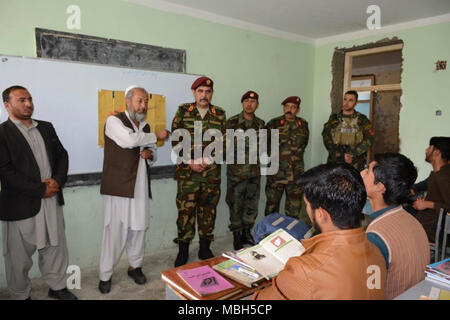 Als die "Helden von Afghanistan", Afghan National Army Special Operations Command junge Erwachsene in an der Berufsschule besucht und mehr als 4.000 wesentliche Kleidungsstücke für Kinder in Rhish Kvor Dorf, in der Nähe von Kabul, Afghanistan, Jan. 29, 2018. Die Kommandos pflegen ein dauerhaftes Engagement für die Gemeinschaft Programm mit afghanischen Einheimischen geführt durch vor kurzem gefördert Generalleutnant Bismillah Waziri, ANASOC Commander. Stockfoto