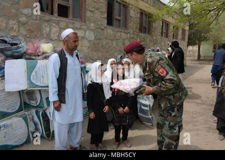 Als die "Helden von Afghanistan", Afghan National Army Special Operations Command junge Erwachsene in an der Berufsschule besucht und mehr als 4.000 wesentliche Kleidungsstücke für Kinder in Rhish Kvor Dorf, in der Nähe von Kabul, Afghanistan, Jan. 29, 2018. Die Kommandos pflegen ein dauerhaftes Engagement für die Gemeinschaft Programm mit afghanischen Einheimischen geführt durch vor kurzem gefördert Generalleutnant Bismillah Waziri, ANASOC Commander. Stockfoto