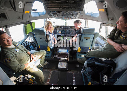 Botschafter Scott Brown, US-Botschafter in Neuseeland, und seine Frau Gail Huff Braun, Besichtigung der Pacific Air Forces C-17 Demonstration team Flugzeug am internationalen Flughafen Christchurch, Neuseeland, 29. März 2018. Us-Streitkräfte beteiligen sich an den Warbirds über Wanaka (WOW) International Airshow 2018 militärisch zu stärken-zu-militärischen Beziehungen mit unseren Neuseeland Partner bei gleichzeitiger Förderung der Beziehungen mit Partnern in der indopazifischen Region. Antenne Veranstaltungen wie WOW Airshow 18 Stellen in den USA die Möglichkeit, ihre internationalen Partnerschaften und militärische Stärkung der militärischen Beziehungen Stockfoto