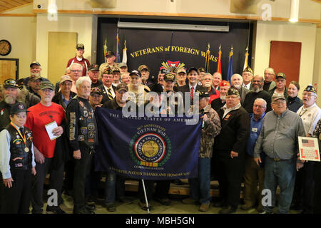 Vietnam Veteranen, reg. Scott Walker, und Generalmajor Don Dunbar, Wisconsin Adjutant General und hochrangigen Militärischen der Offizielle, "Willkommen Zuhause: A Vietnam Krieg Gedenken" an Kriegsveteranen Post 305 in Eau Claire, Wis., März 29. Walker und Dunbar Vietnam Veteranen auf der Veranstaltung, die 45 Jahre dauerte, um den Tag, an dem die letzte US-Truppen aus Vietnam zog sich geehrt. Wisconsin nationalen Schutz Stockfoto