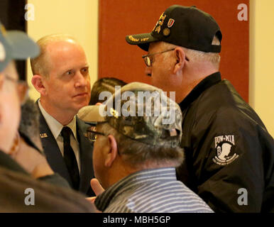 Generalmajor Don Dunbar, Wisconsin Adjutant General und hochrangigen Militärischen der Offizielle, verbindende reg. Scott Walker, Wisconsin Abteilung der Veteran-Angelegenheiten Sekretär Dan Zimmerman und Kriegsveteranen Post 305 in Ehren Vietnam Veteranen als Teil der ersten Nationalen Vietnam Veterans Day am 29. März in Eau Claire. Die Veranstaltung fand 45 Jahre nach dem Tag, an dem die letzte US-Truppen aus Vietnam zurück. Wisconsin nationalen Schutz Stockfoto