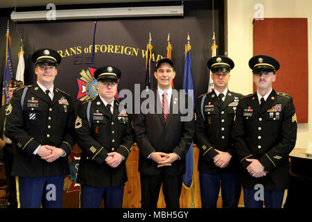 Reg. Scott Walker und ein Wisconsin Army National Guard Color Guard bei Kriegsveteranen Post 305 in Eau Claire, Wis., als Teil des ersten Nationalen Vietnam Veterans Day am 29. März. Die Veranstaltung ehrt Vietnam Veteranen fand 45 Jahre nach dem Tag, an dem die letzte US-Truppen aus Vietnam zurück. Wisconsin nationalen Schutz Stockfoto