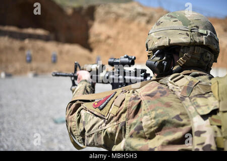 Us-Armee SPC. Austin D. Daleske, D-CO, 1-87 th IN, 10 MTN DIV zielt und bereitet sein Gewehr während der Deutschen Schützenschnur Waffen Feuer Qualifikation im Camp Morehead, Afghanistan, Jan. 30, 2018. Stockfoto