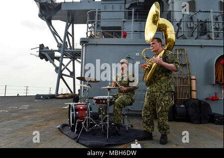 Mittelmeer (3. April 2018) Musiker 1. Klasse Jonah David, Links, und Musiker 3. Klasse Benjamin Motorhaube, beide Mitglieder der US-Seestreitkräfte in Europa New Orleans Brass Band' Oberschale, 'Praxis auf dem Hauptdeck der Blue Ridge-Klasse Command und Control Schiff USS Mount Whitney (LCC 20) April 3, 2018. Mount Whitney, Vorwärts- und Gaeta, Italien eingesetzt, arbeitet mit einer kombinierten Mannschaft der US Navy Military Sealift Command Segler und öffentlichen Dienst Seemänner. Stockfoto