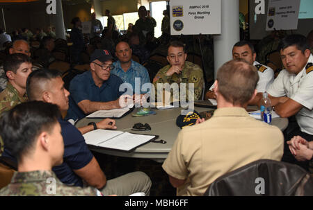 SAN DIEGO (3. April 2018) Rand des Pazifik (Übung RIMPAC) 2018 Teilnehmer diskutieren live-Ereignisse während der Brände in der Gruppenarbeit als Teil der endgültigen Planung RIMPAC 2018 Konferenz, April 3. Die weltweit größte internationale maritime Übung RIMPAC bietet eine einzigartige Gelegenheit, dass Training hilft den Teilnehmern fördern und die kooperative Beziehungen entscheidend für die Gewährleistung der Sicherheit der Seewege und die Sicherheit auf den Weltmeeren unterstützen. RIMPAC 2018 ist der 26. Übung in der Serie, die 1971 begann. Stockfoto