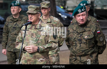 Allgemeine Curtis M. Scaparrotti, Oberster Alliierter Befehlshaber Europa (SACEUR) Commander, beantwortet Fragen von lokalen Medien beim Besuch Battle Group Polen auf der Bemowo Piskie, Polen, April 4, 2018. Diese Soldaten sind Teil der einzigartigen, multinationalen Battle Group aus USA, Großbritannien, Kroatischen und rumänischen Soldaten, die mit der polnischen 15 mechanisierte Brigade als Abschreckung Kraft im Nordosten Polens zur Unterstützung des NATO-Enhanced vorwärts Präsenz dienen. Stockfoto