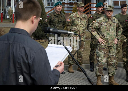 Allgemeine Curtis M. Scaparrotti, Oberster Alliierter Befehlshaber Europa (SACEUR) Commander, beantwortet Fragen von lokalen Medien beim Besuch Battle Group Polen auf der Bemowo Piskie, Polen, April 4, 2018. Diese Soldaten sind Teil der einzigartigen, multinationalen Battle Group aus USA, Großbritannien, Kroatischen und rumänischen Soldaten, die mit der polnischen 15 mechanisierte Brigade als Abschreckung Kraft im Nordosten Polens zur Unterstützung des NATO-Enhanced vorwärts Präsenz dienen. Stockfoto