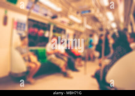 Verschwommenes Foto von Passagieren im Sky-train Stockfoto