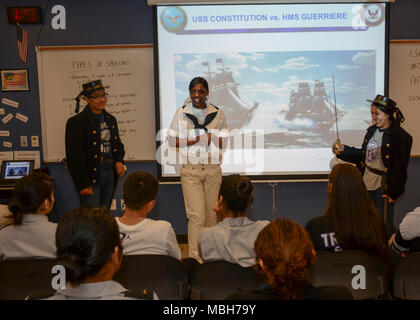 Texas (4. April 2018) der Bootsmann Mate 1. Klasse Bernstein Harned, USS Constitution zugeordnet, von Pine Bluff, Arche, gibt eine Präsentation über die Geschichte der "Old Ironsides" Universität High School Junior ROTC Kursteilnehmer während der Marine Woche Waco. Waco ist einer der ausgewählte Städte ein 2018 Marine Woche, eine Woche für die U.S. Navy Bewusstsein durch lokale Öffentlichkeitsarbeit gewidmet, Dienst an der Gemeinschaft und Ausstellungen zu veranstalten. Stockfoto