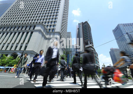 Fußgänger zu Fuß in Tokio, Japan. Stockfoto