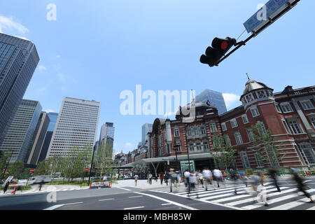 Fußgänger zu Fuß in Tokio, Japan. Stockfoto