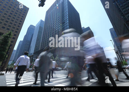 Fußgänger zu Fuß in Tokio, Japan. Stockfoto