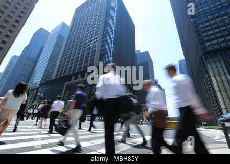 Fußgänger zu Fuß in Tokio, Japan. Stockfoto