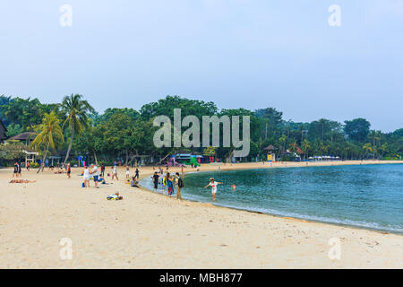 SENTOSA, Singapur - 29. MAI 2017: Siloso Beach auf der Insel Sentosa Resort von Singapur. Es ist ein künstlicher Strand mit Sand aus Malaysia genommen Stockfoto