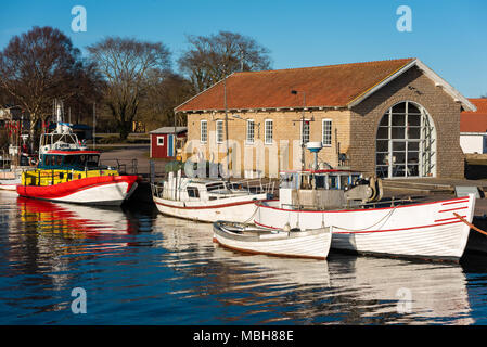 Gronhogen, Schweden - 6. April 2018: Dokumentarfilm von Alltag und Umwelt. Der Hafen mit Fischerbooten und Rettung Boot festgemacht an den Docks. Bu Stockfoto