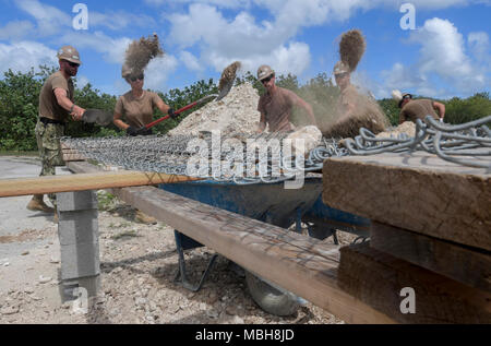 Matrosen zu Naval Mobile Konstruktion Bataillon (NMCB) 11, Det zugeordnet. Guam sieben große Felsen von Schmutz für die Gründung einer Toilette und Dusche auf Polaris, April 5, 2018. NMCB 11, Det. Guam bietet expeditionary Bau und Engineering Wartung und Betrieb der expeditionary Basen und Einrichtungen, taktische sustainment Bridging, humanitäre Hilfe durch den Bau des staatsbürgerlichen Engagements Details und civic Action Teams und Theater disaster response Funktionen in den USA 7 Flotte Gebiet zu gehören. Stockfoto