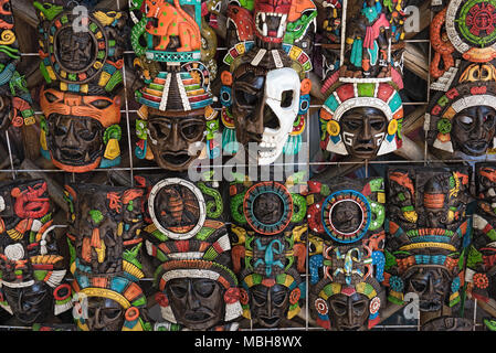 Farbigen hölzernen Masken am Souvenirstand in Chichen Itza, Yucatan, Mexiko Stockfoto